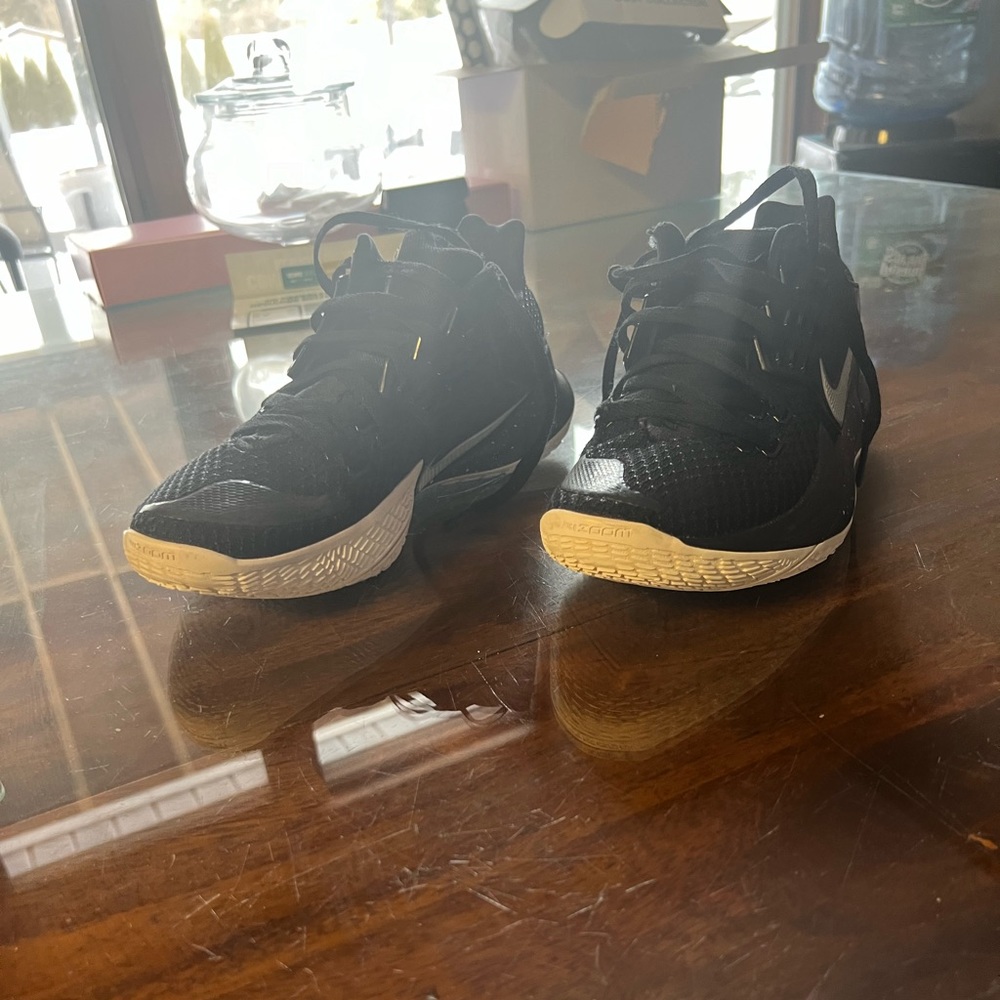 2019 low 2 kyrie black metallic silver, men’s size 8, AV6337-003